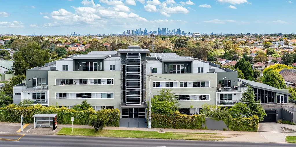 Centrally located apartment on Bell Street.