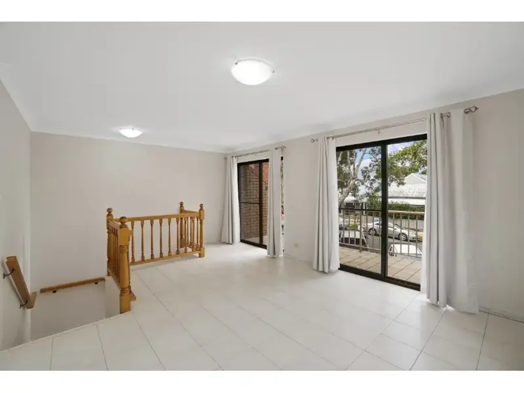 Versatile floorplan with multiple living areas!