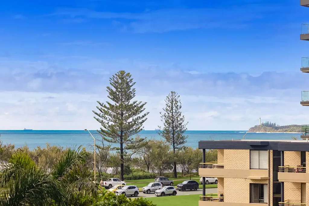 Fully furnished -  Short term Coastal Living in the Heart of Alexandra Headland