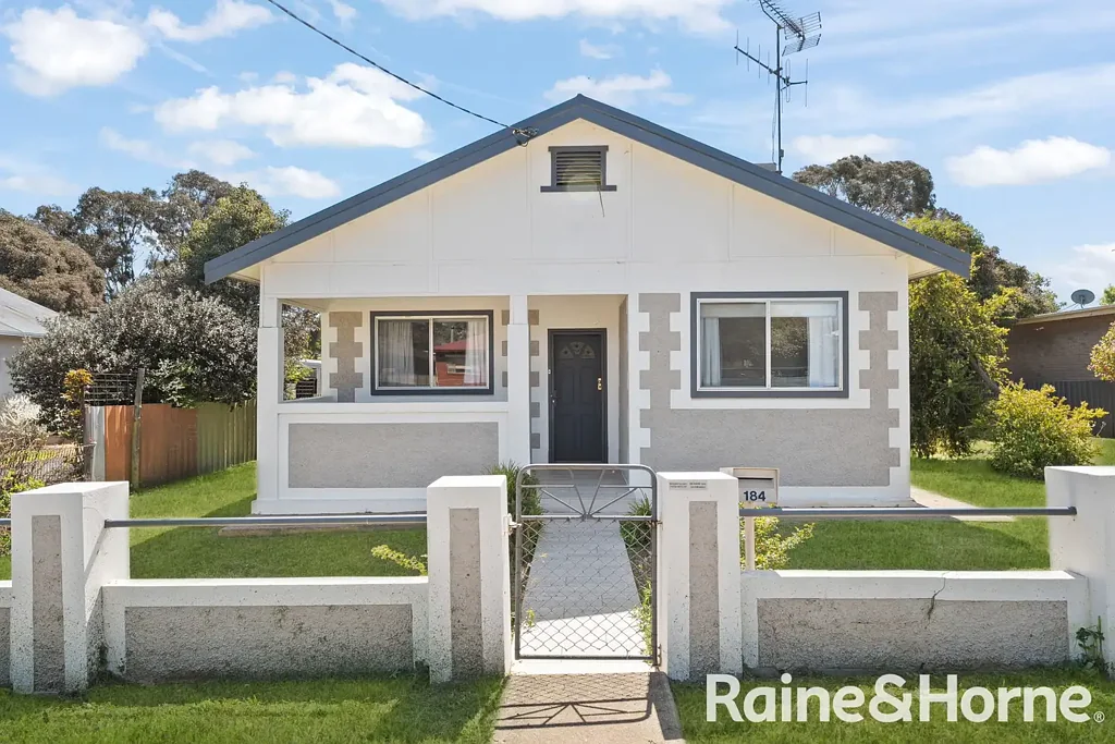 Gulgong 3બેડરૂમ Modern Home with Golf Course Views & Strong Rental Return