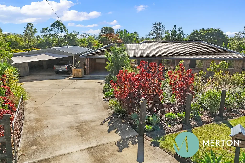 Curra 3房  Renovated Acreage Retreat with Pool, Shed & Stunning Gardens