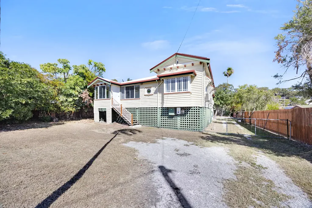 FULL OF CHARACTER, PACKED WITH SPACE & PERFECTLY POSITIONED - WELCOME TO 45 TOOLOOA STREET!