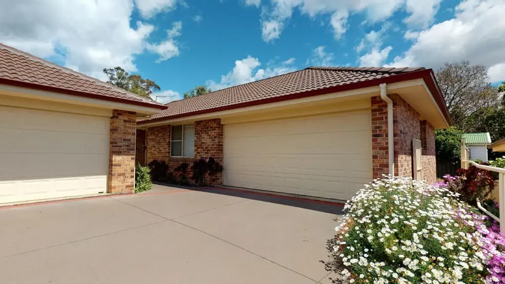 SECURE TOWNHOUSE NEAR CBD - VERY LOW MAINTENANCE