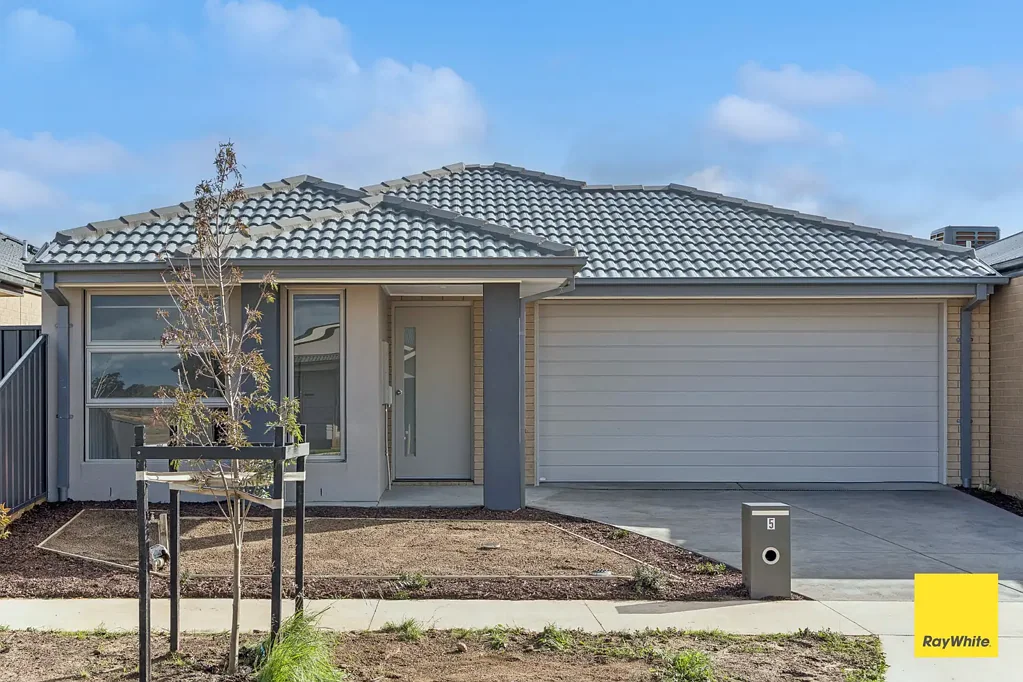Modern Family Living in Popular Huntly
