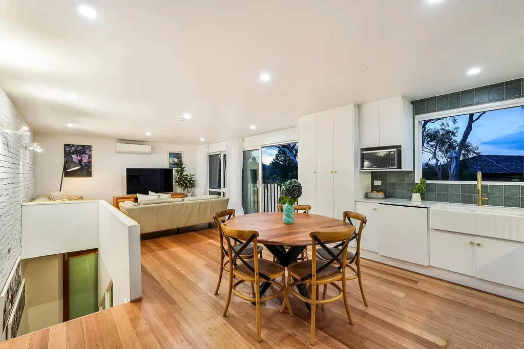 Sandy Bay 4房  Renovated Sandy Bay home on a rare 1108m² allotment