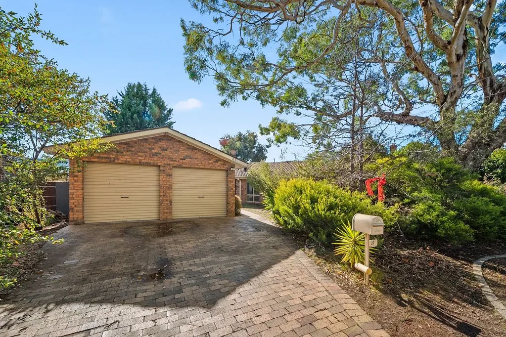 Charming 3-Bedroom Home in a Prime Location with Spacious Backyard