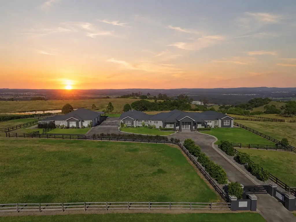 Razorback 4Moenga 10‑Acre Lifestyle Luxury!