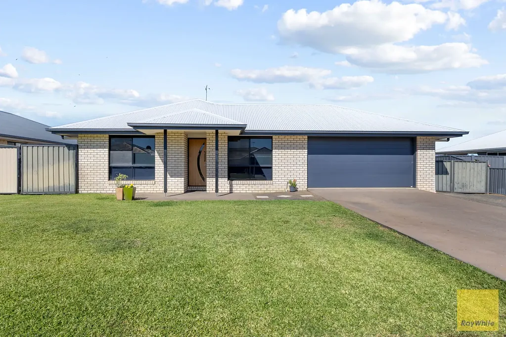 Emerald 4Zimmer IMMACULATE LOWSET BRICK HOME WITH COLORBOND SHED