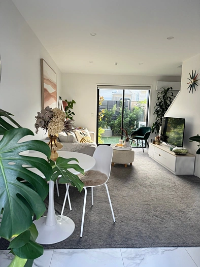 Fantastic 1 bedroom townhouse with private backyard area