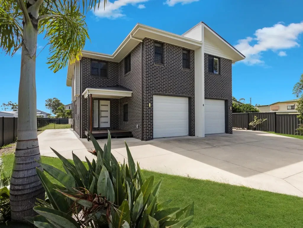 WAKE UP TO OCEAN VIEWS, WALK TO BEACH/SHOPS, AC/FENCED YARD