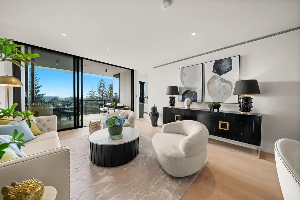 Mermaid Beach 2房  Elevated Coastal Living in Mermaid Beach's Premier Beachfront Address