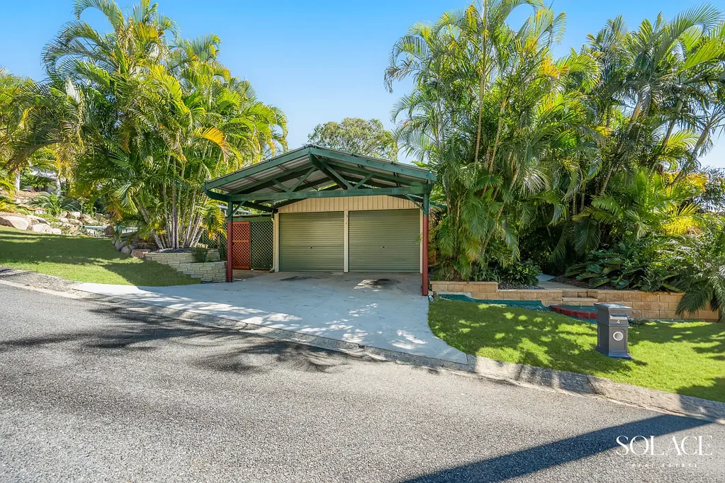 Boyne Island 3chambre A Well-Cared-For Home with beautiful gardens, tranquil outdoor spaces and plenty of room to entertain.