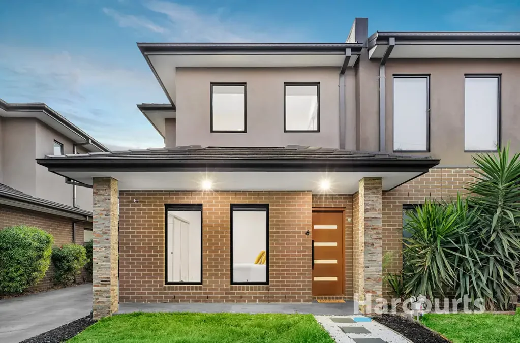 Oakleigh East 4房 Oakleigh东核心地 豪华联排别墅 精装修 双车库 易打理庭院 高天花板 全年享露台 室内外流动空间 岛台厨房 石材台面 优质电器 套间式浴室 热门学区 近大学设施 Luxury Townhouse with  Low-Maintenance Garden