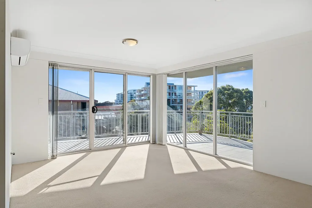 Modern Spacious Unit In Convenient Location