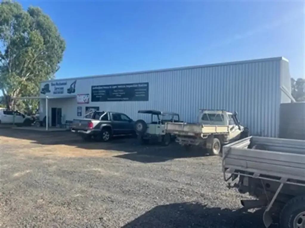 FOR LEASE: 24m x 15m Shed with Shop Front + Office
