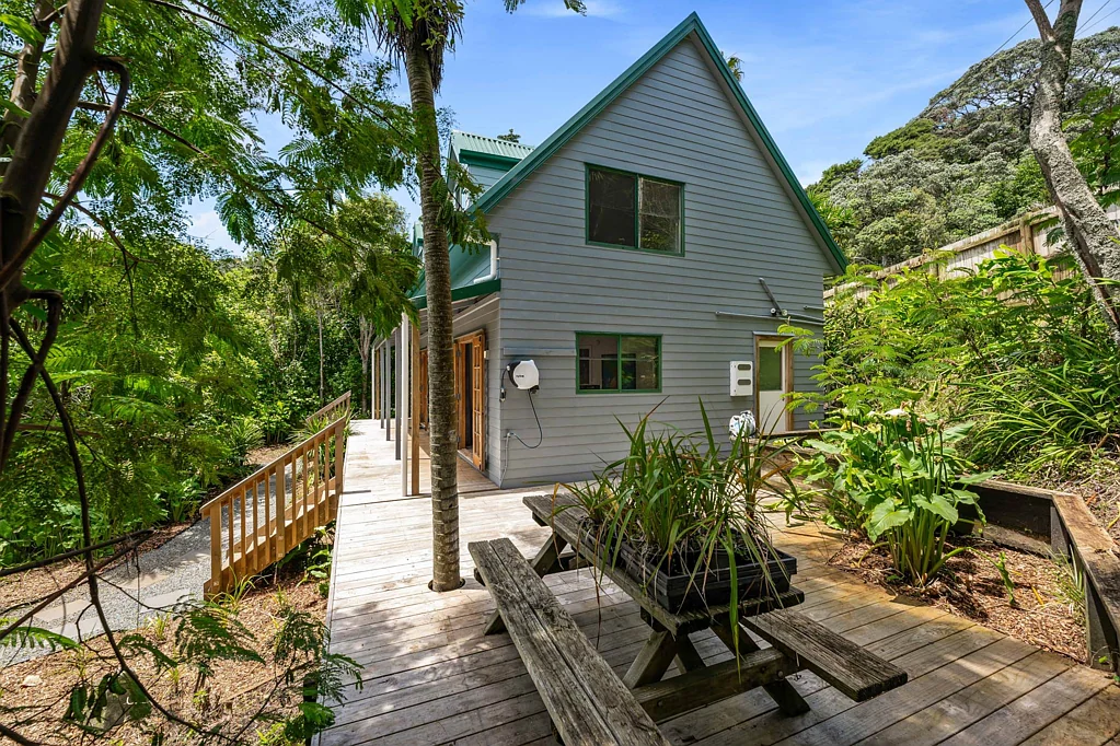 Muriwai 4 Bedroom Freshly Renewed  CCC Issued