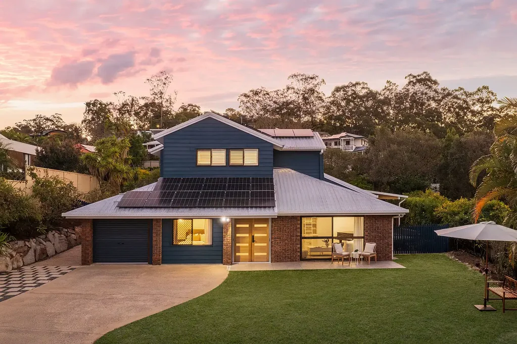 Indooroopilly 5कमरा Flawlessly Renovated Home with City Glimpses in Prized Locale