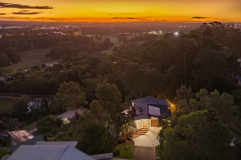 Tanah Merah 5Habitaciones Immerse yourself in luxury and privacy with this 4 level split masterpiece, complete with self contained Studio apartment and commanding views