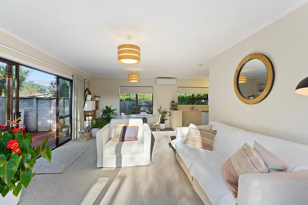 Waikanae Beach 2 Bedroom OLDE BEACH - SECLUDED ENTRY LEVEL!