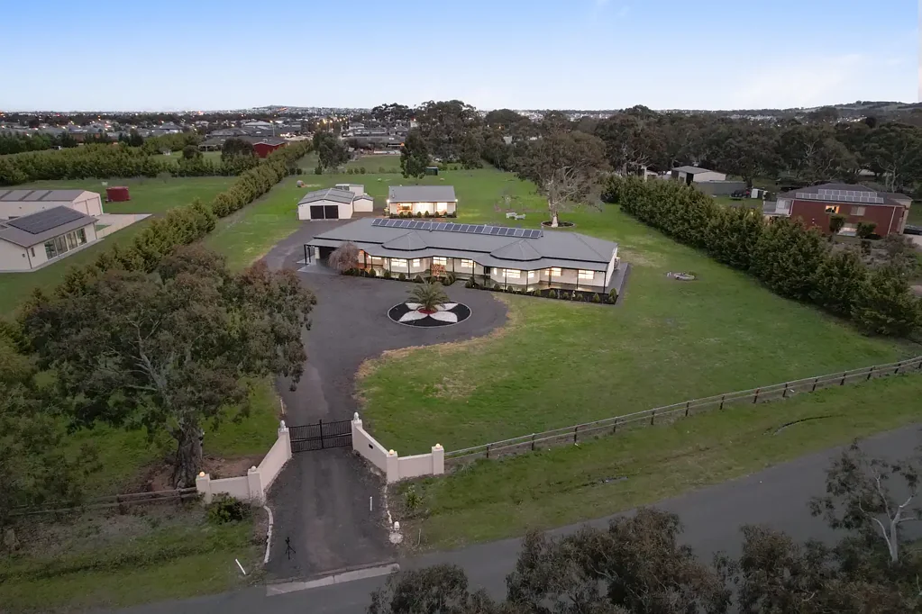 Mickleham 9ਬੈੱਡਰੂਮ Grand Lifestyle Property - 11,000m² with 2 Luxury Residences!