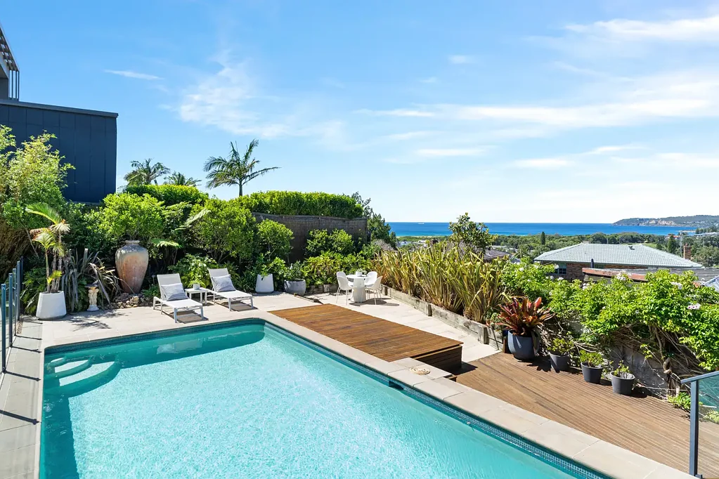 North Curl Curl 5ਬੈੱਡਰੂਮ Refined coastal living framed by endless sea vistas