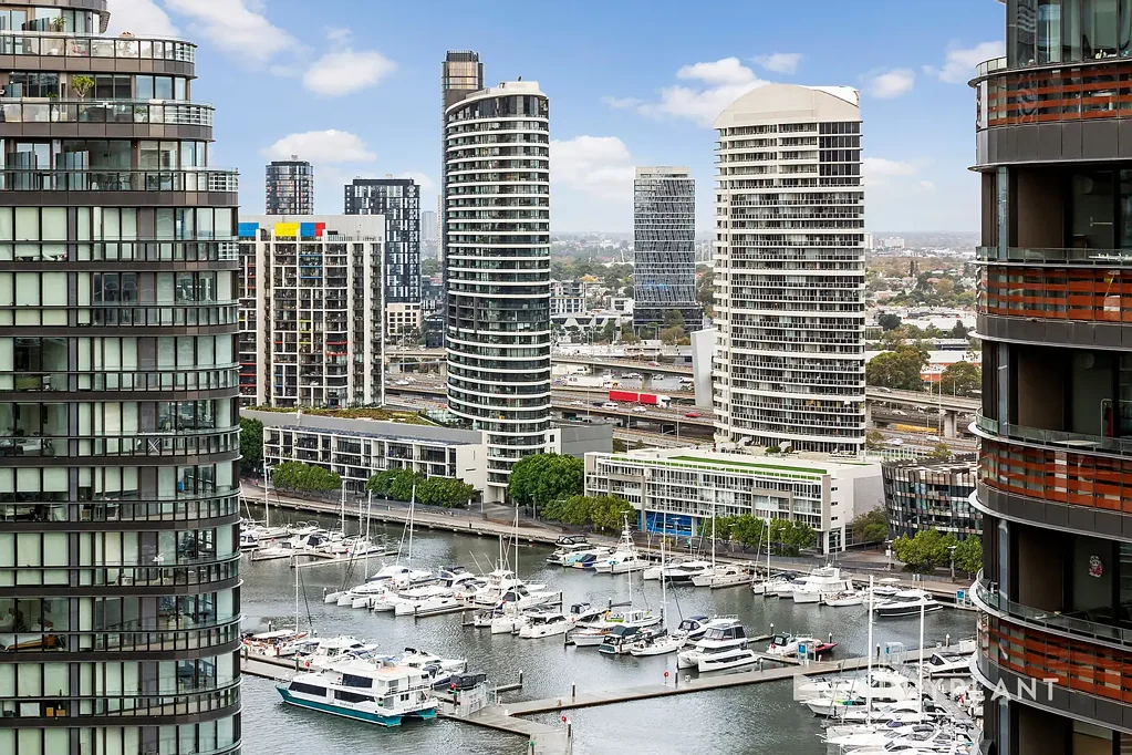 Docklands 2房 水岸现代生活 游泳池健身房 屋顶露台景观花园 电车便利 壮观港口景观 现代厨房木地板 2-Bedroom Apartment with Stunning Harbour Views
