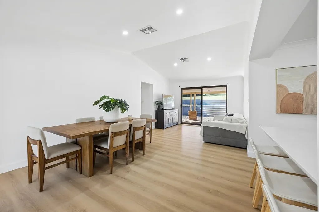 Grasmere 4房 翻新后的庄园式生活，充满光线和现代优雅 Renovated Acreage Lifestyle With A Light Filled Modern Elegance