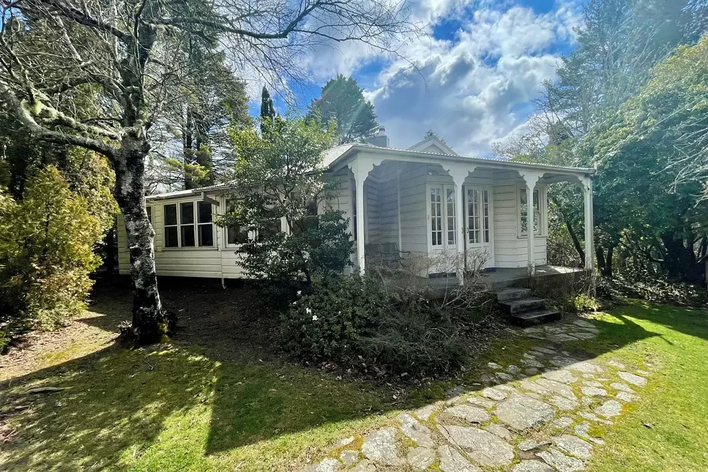 Spacious Four-Bedroom Home Opposite Leura Golf Course!