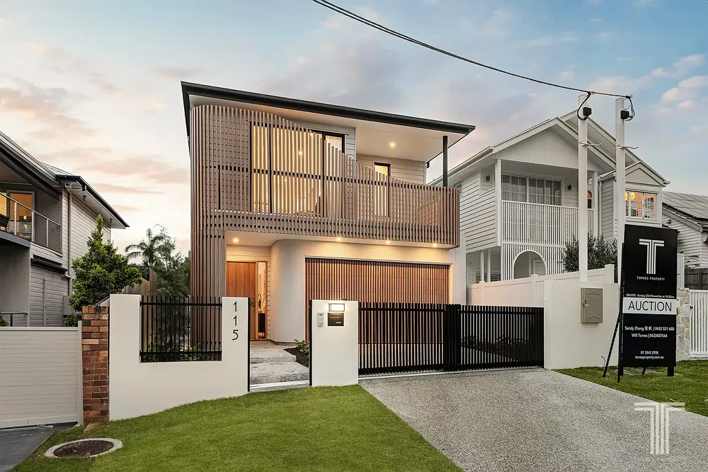 Camp Hill 5房 Camp Hill核心地段 401㎡阔绰地块 五卧四卫奢宅 独特弧形设计 豪华主卧套房 设计师厨房 游泳池庭院 城景阳台 步行公园学校 A Sculptural Masterpiece of Curved Architecture and City Views