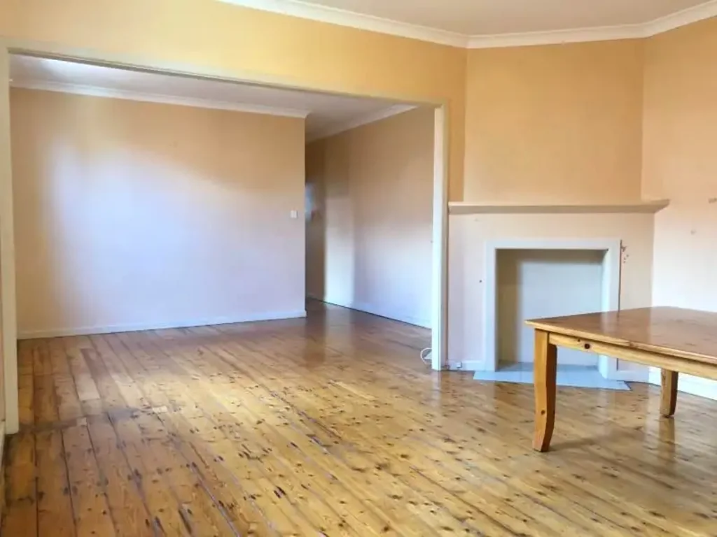 Two Bedroom Semi with Spacious Living & Sunny Courtyard