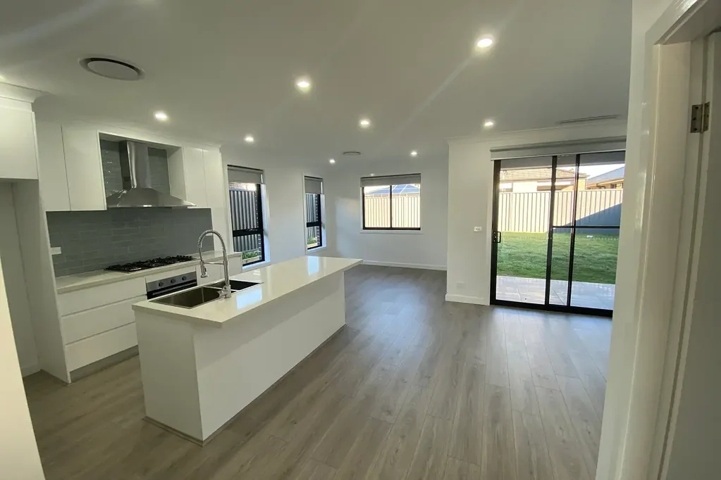 NEARLY NEW-----6 Bedroom House in Marsden Park