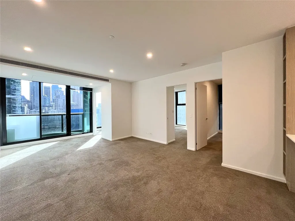 ELEGANT CORNER THREE BEDROOM APARTMENT LOCATED IN HEART OF SOUTHBANK