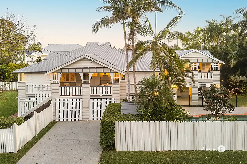 Sherwood 4कमरा Timeless Queenslander with Modern Comforts on 863sqm with Dual Street Frontage