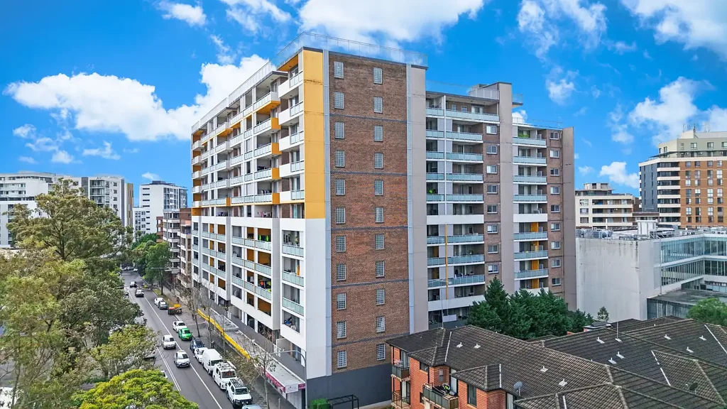 Auburn 3 Bedroom Bright And Spacious  Apartment With Study & Views