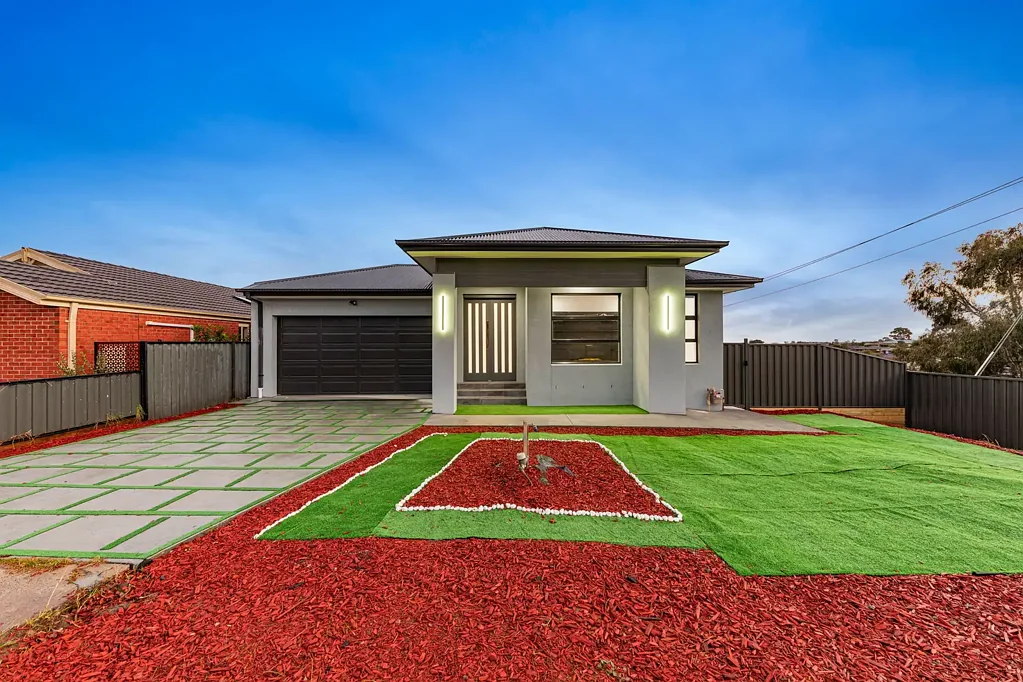 Pakenham 4 Bedroom BRAND NEW PRESTIGE LIVING ON A PRIME CORNER BLOCK - SOLID BRICK MASTERPIECE IN PAKENHAM
