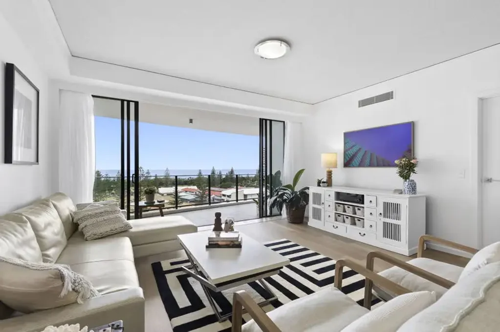 Broadbeach 3房  Beachside Elegance in Sierra Grand - Renovated 3 Bedroom Apartment with Double Car Parking
