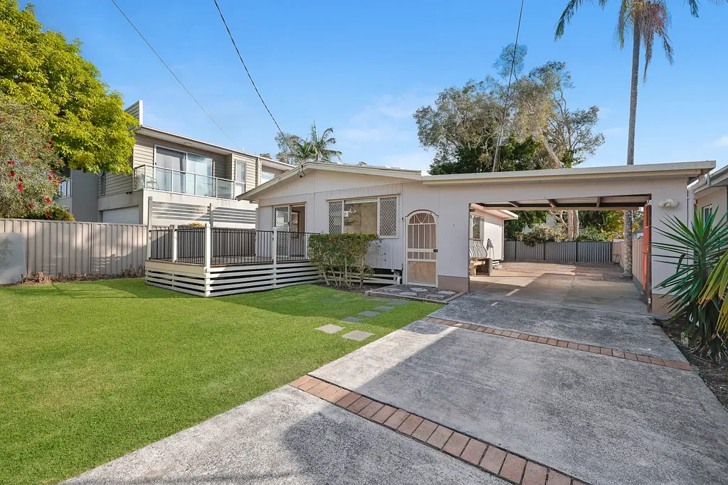 Coombabah 3कमरा Peaceful Riverfront Pocket with Space, Privacy & Potential