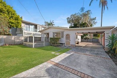 Coombabah 3 Slaapkamer Peaceful Riverfront Pocket with Space, Privacy & Potential