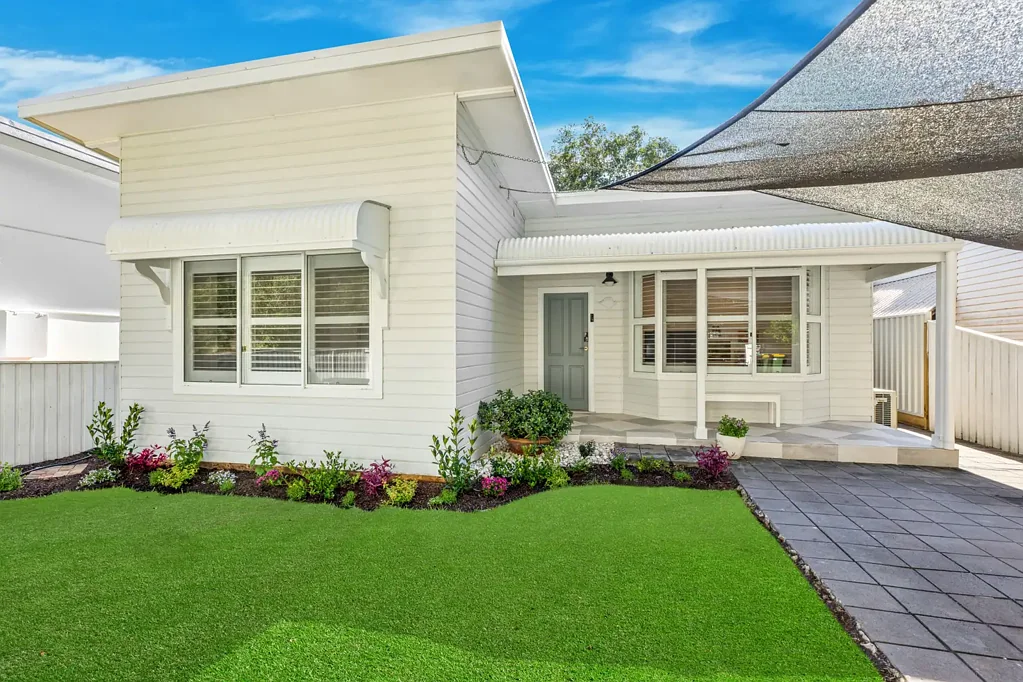 Umina Beach 3房  Beautifully Renovated Coastal Cottage – 300m to the Beach.