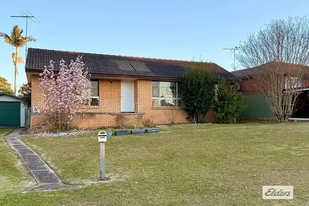 Matthew Pearce catchment! Family house with big backyard!