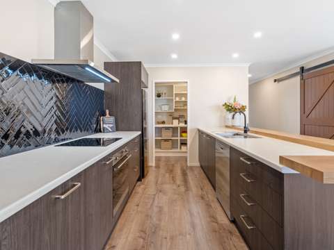 Pokeno 3房  Spacious Haven with Expansive Backyard!