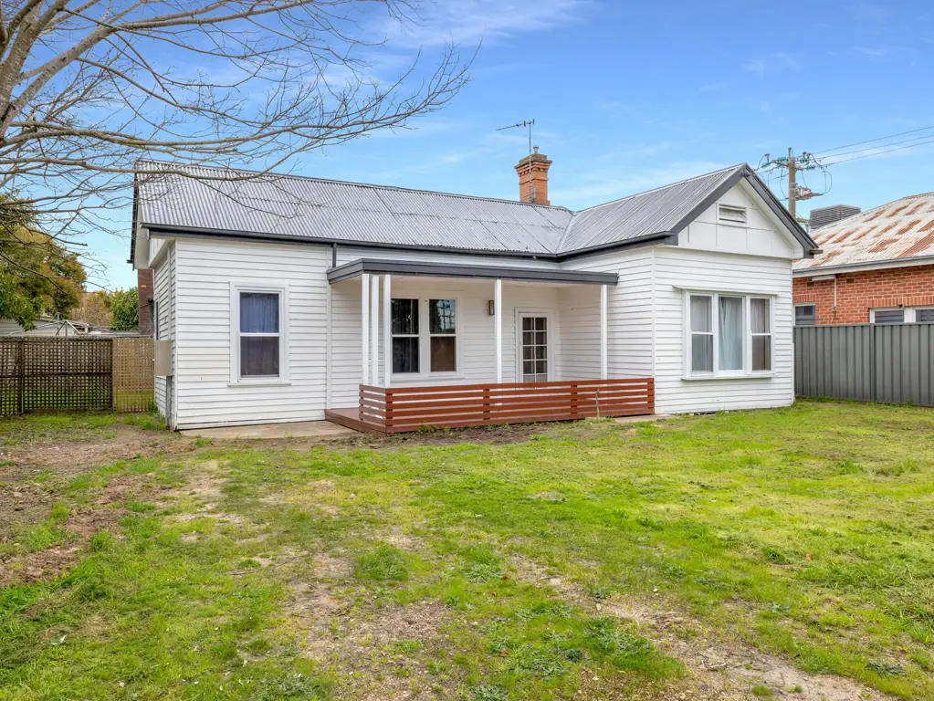 Benalla 5房  Renovated home with many options.