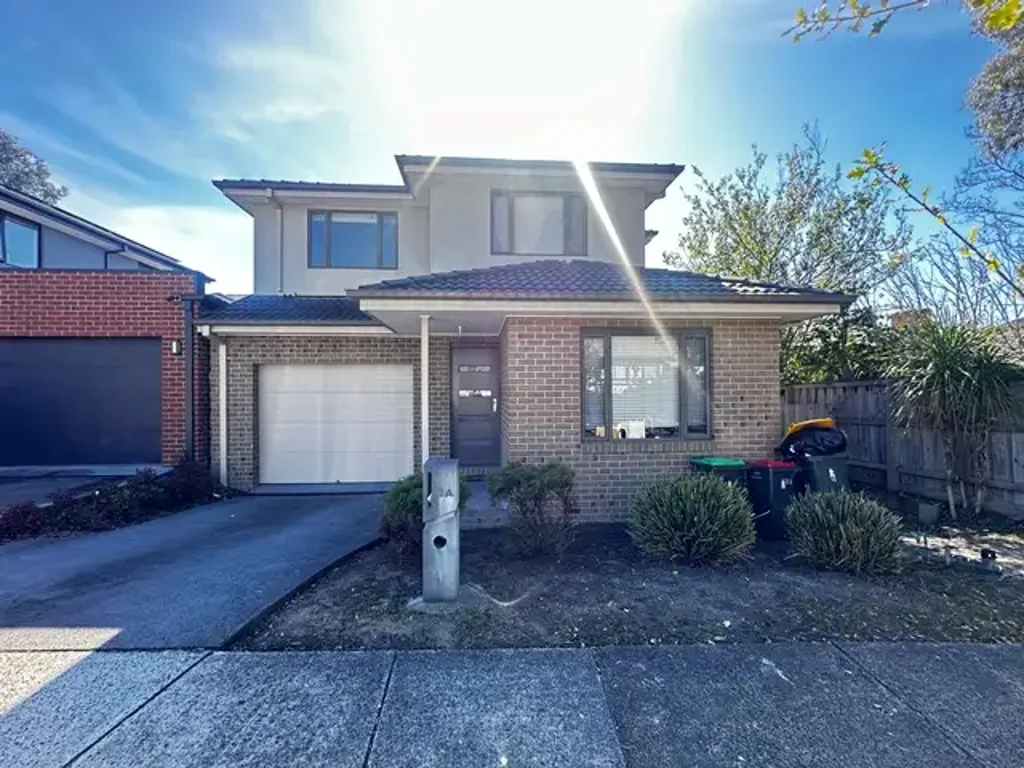 Modern living 3-bedroom townhouse for rent.