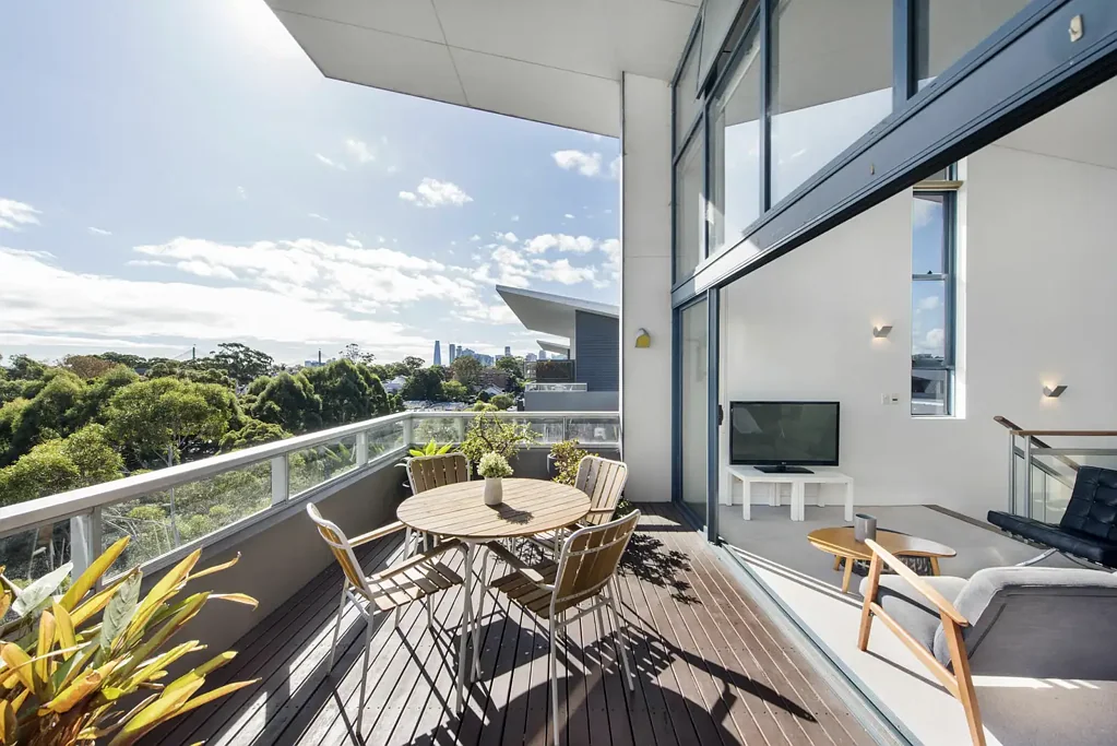 PENTHOUSE 2 BEDROOM APARTMENT WITH CAR SPACE