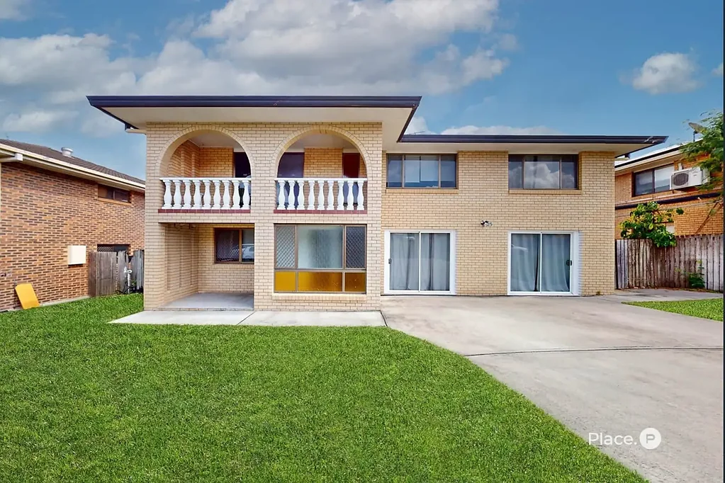 Spacious 5-Bedroom Family Home in Prime Location – Available for Rent Now!