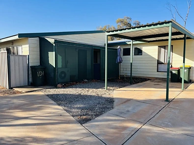 Roxby Downs 6房  Triple Income Stream — Three Units on One Title