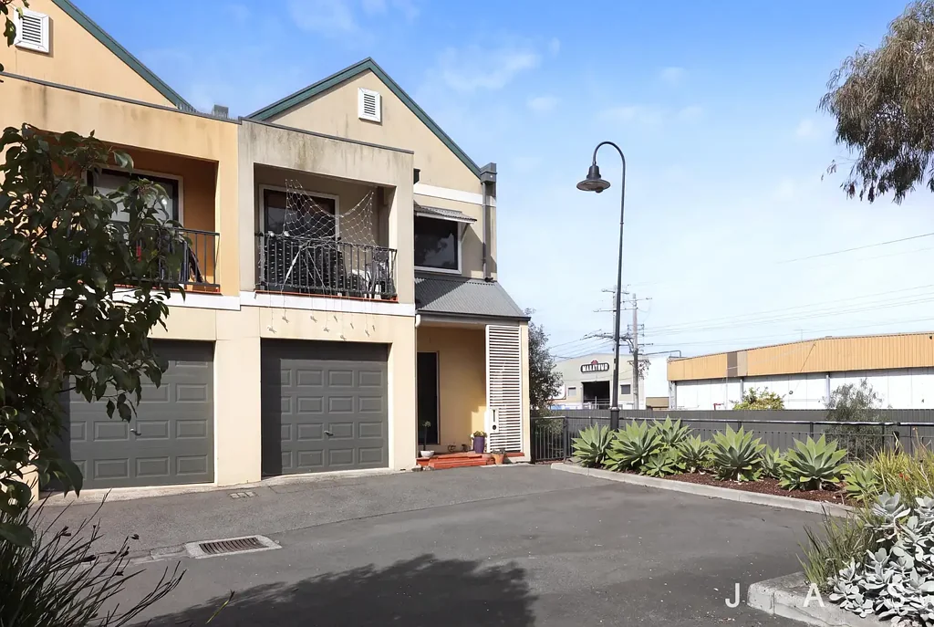 Enjoy Contemporary Living In The Everpopular Kensington Banks Location