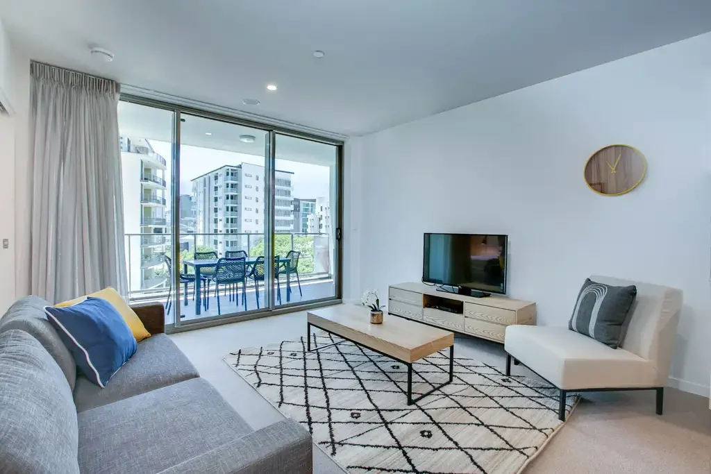 LARGE FULLY FURNISHED 2 Bed 2 Bath - MILTON PRECINCT