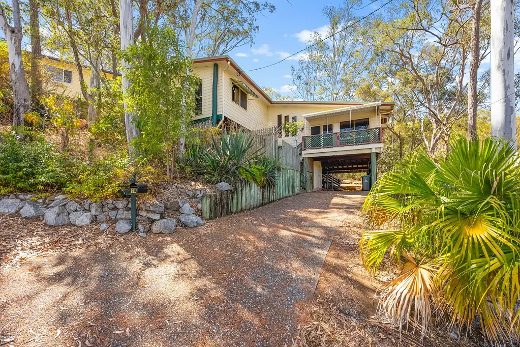 West Gladstone 3બેડરૂમ A West Gladstone Character Home, Briming with Potential and Opportunity