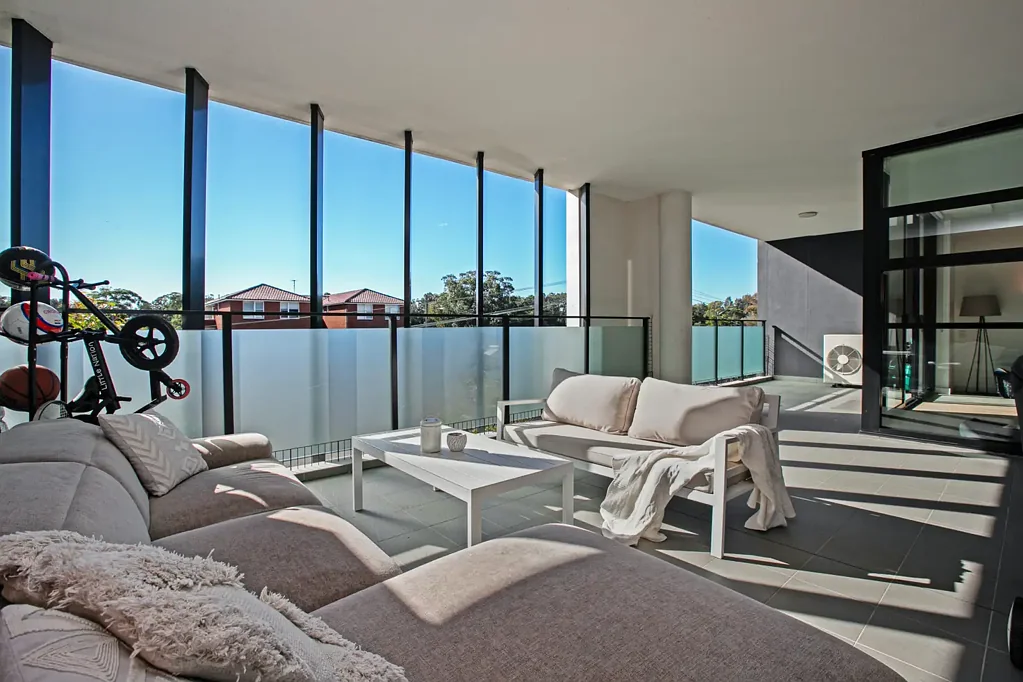 Eastlakes 2 Bedroom Massive 100 M2 (Internal) + 2 Side x Side Security Car Spaces.